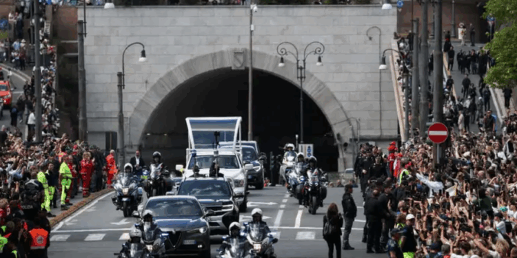 Más de 250 mil personas acudieron a la misa funeral del Papa Francisco