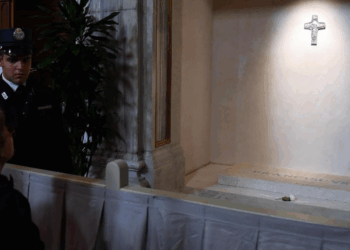 Más de 20 mil personas visitan la tumba del papa Francisco en Santa María la Mayor