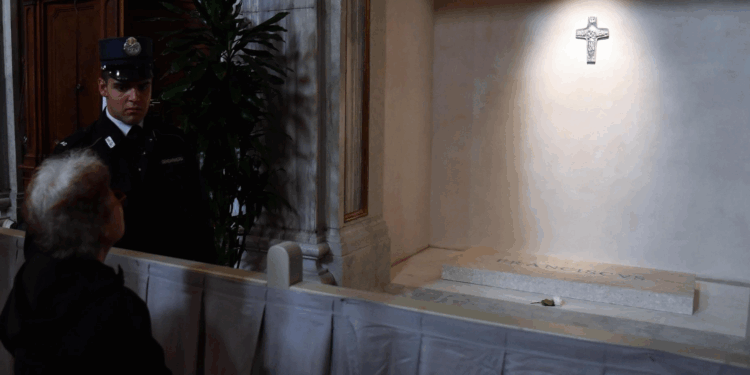 Más de 20 mil personas visitan la tumba del papa Francisco en Santa María la Mayor