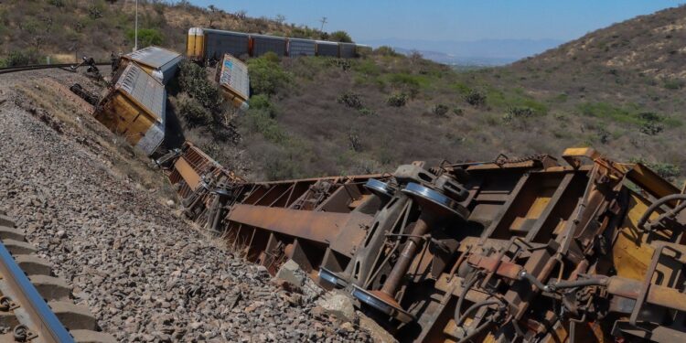 Descarrilan siete vagones del tren