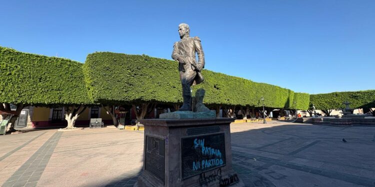 Llama Felifer Macías a denunciar a grafiteros