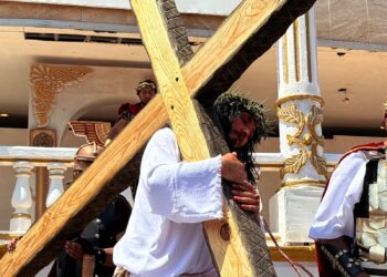 Celebran fieles queretanos Viacrucis Viviente de La Cañada, en su 160 aniversario