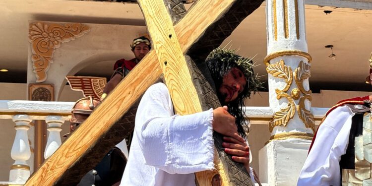Celebran fieles queretanos Viacrucis Viviente de La Cañada, en su 160 aniversario