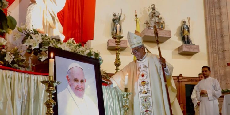 Dan queretanos el último adiós al Papa Francisco