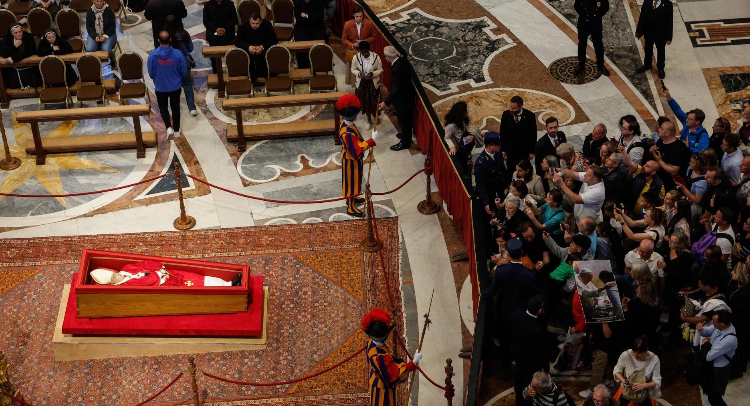 Miles de fieles dan el último adiós al Papa Francisco