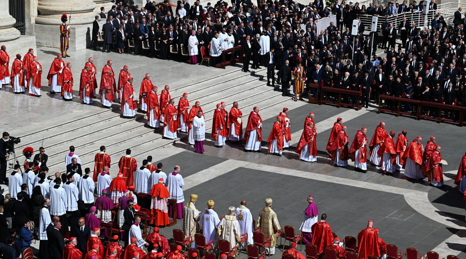 Francisco fue un Papa “entre la gente”, recuerda el cardenal Giovanni Battista Re en homilía