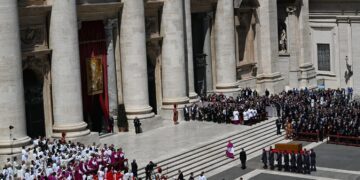 Miles de fieles se despiden del Papa emocionados ante Santa María la Mayor