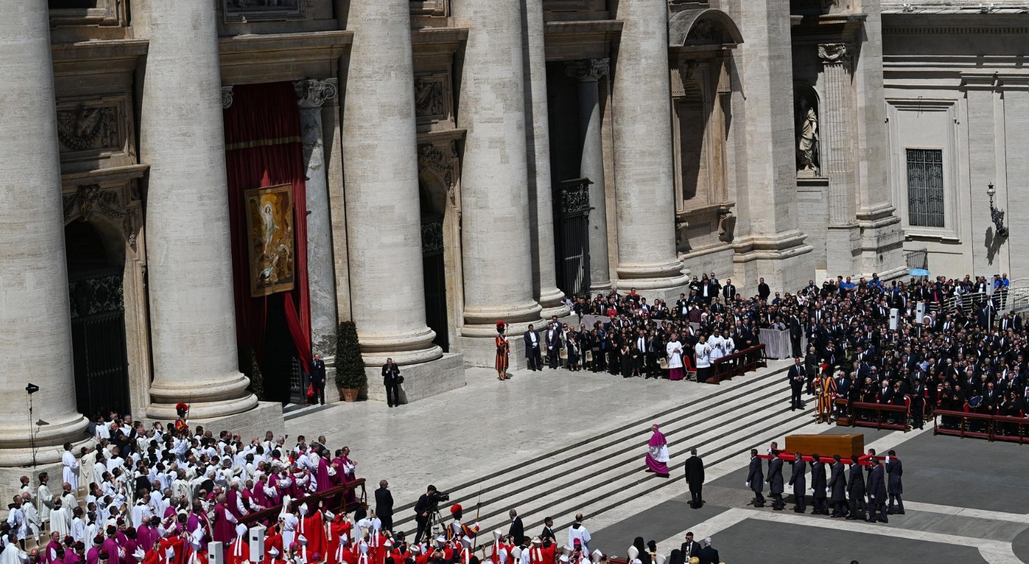 Miles de fieles se despiden del Papa emocionados ante Santa María la Mayor