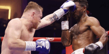 Triunfa Canelo en decepcionante pelea
