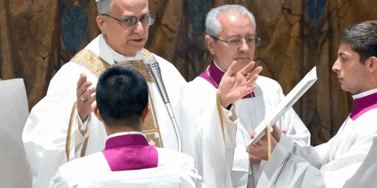 Adentro de la Capilla Sixtina con León XIV