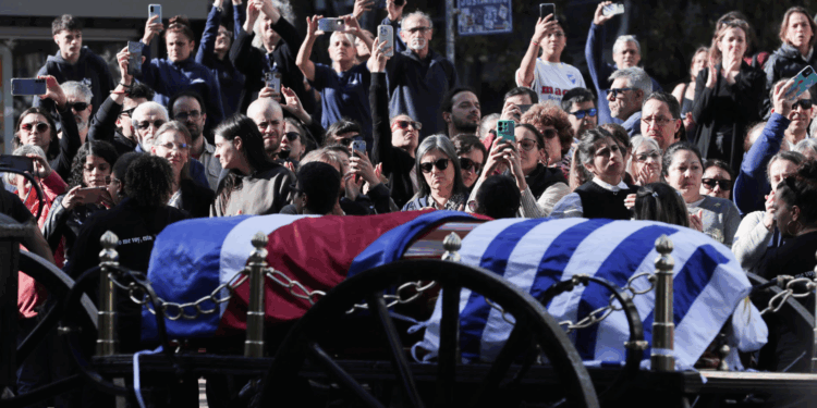 Uruguay despide a José Mujica con cortejo fúnebre multitudinario y velorio público