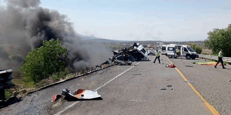 Deja 21 muertos accidente carretero en Puebla