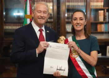 Sheinbaum recibe cartas credenciales del embajador de EU, Ronald Johnson