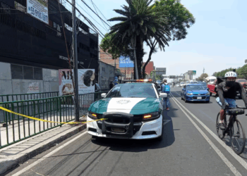 Ejecuta un solo sicario a funcionarios; huye a pie