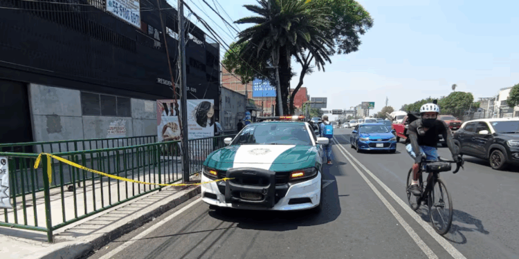 Ejecuta un solo sicario a funcionarios; huye a pie