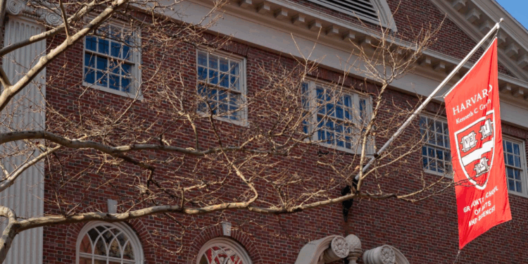 Gobierno de Trump prohíbe a Harvard matricular a estudiantes extranjeros