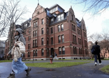 Bloquea jueza veto de Trump a extranjeros en Harvard