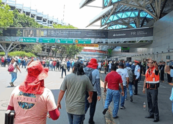 Maestros de la CNTE regresan al Zócalo tras colapsar el AICM