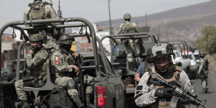 Ejército Mexicano detiene a 17 presuntos sicarios por explosión de mina en Michoacán
