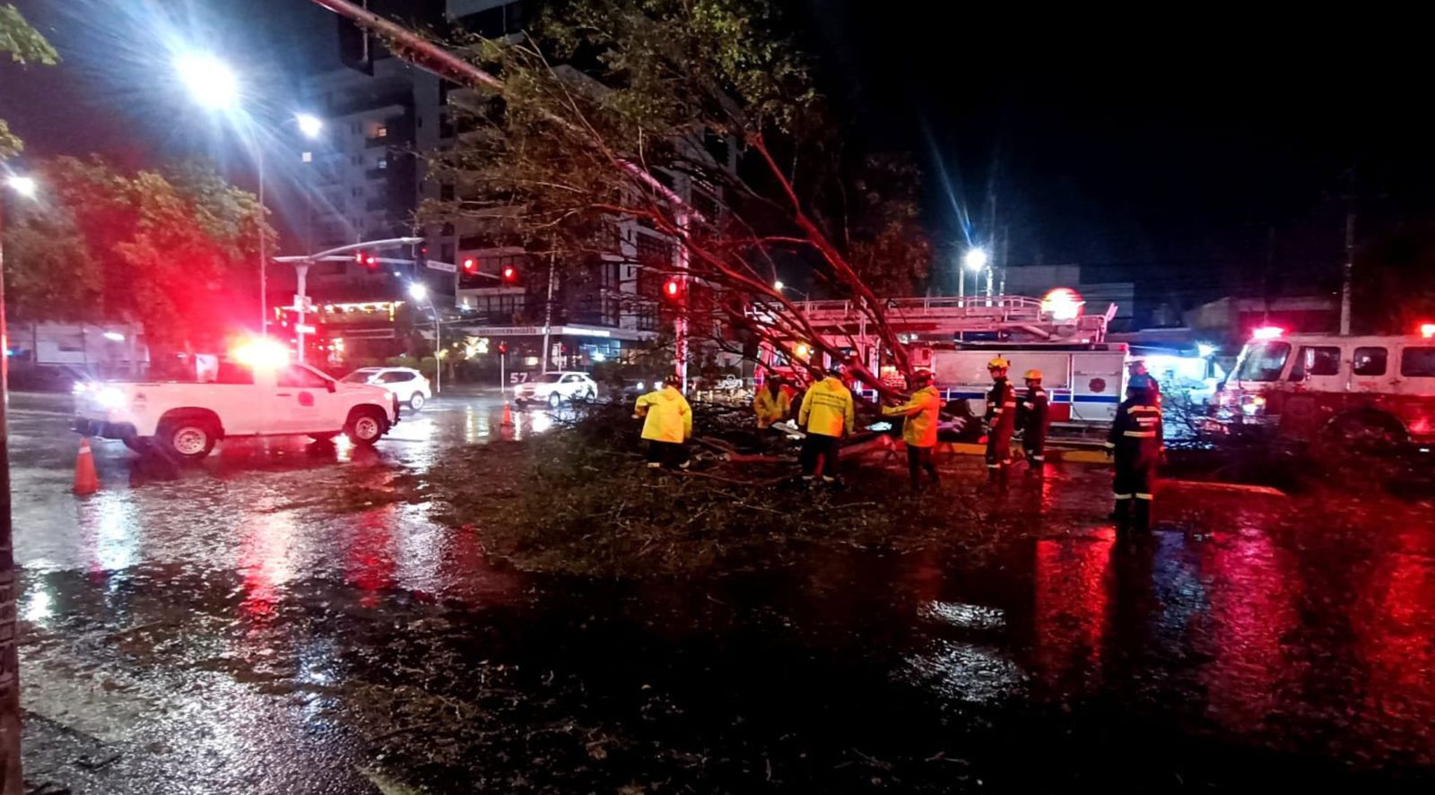 Fuertes vientos y lluvia en Querétaro