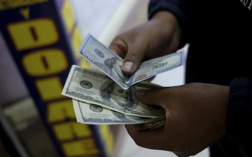 Anuncia Sheinbaum aumento salarial de 9% para maestros