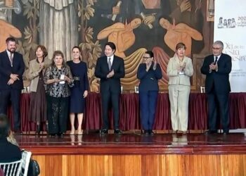 Anuncia Sheinbaum aumento salarial de 9% para maestros