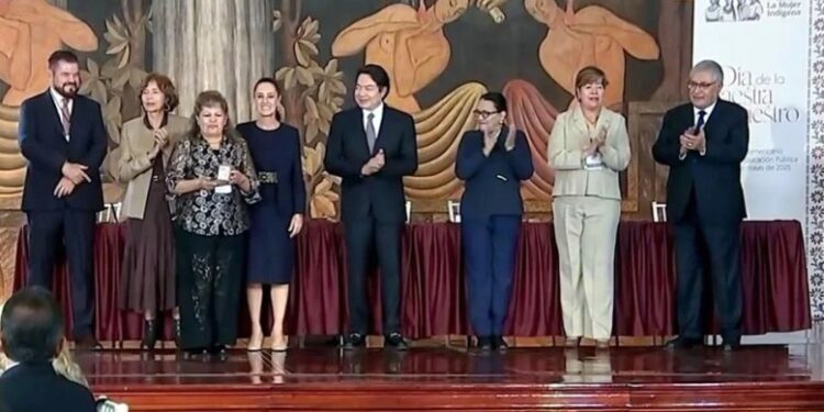 Anuncia Sheinbaum aumento salarial de 9% para maestros