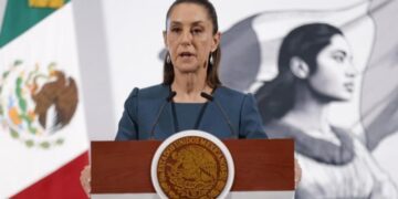 Presidenta de México recibe cartas credenciales del embajador de EU