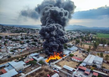 Controlan fuerte incendio cerca de la autopista México-Querétaro