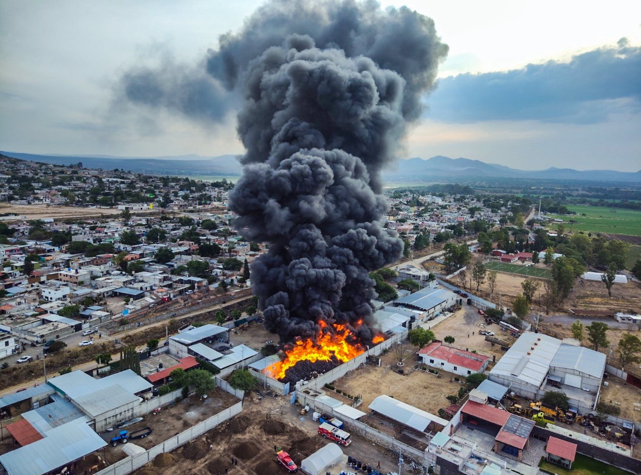 Controlan fuerte incendio cerca de la autopista México-Querétaro
