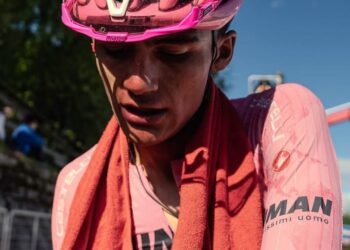 Del Toro cae al segundo lugar; Simon Yates arrebata el liderato en el Giro de Italia