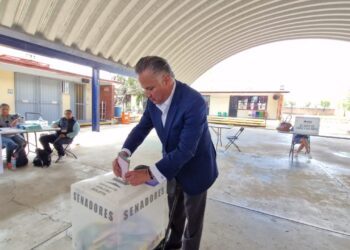Santiago Nieto emite su voto en San Juan del Río