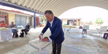 Santiago Nieto emite su voto en San Juan del Río