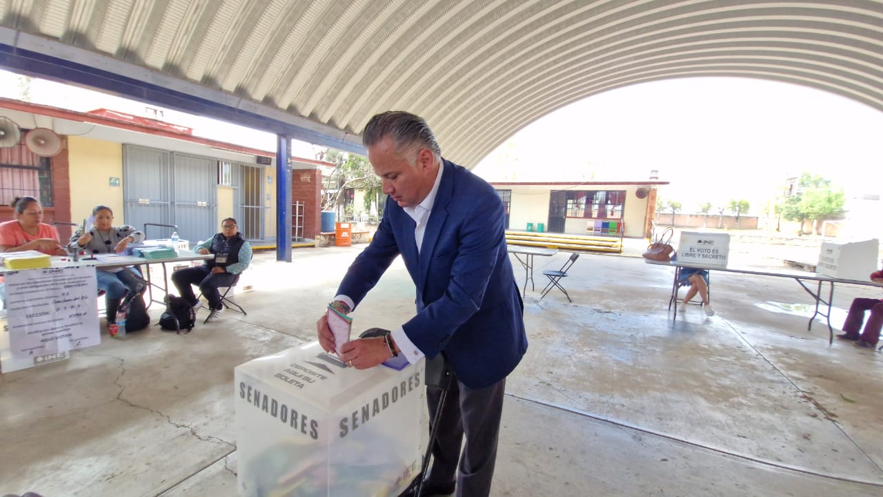 Santiago Nieto emite su voto en San Juan del Río