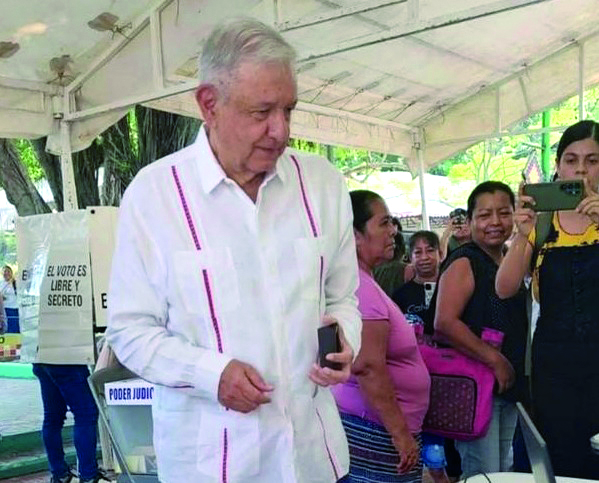 Reaparece AMLO para votar en elección judicial