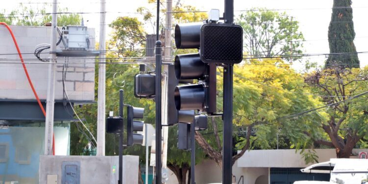 Planean proyecto para mejorar sistema de semaforización de la capital
