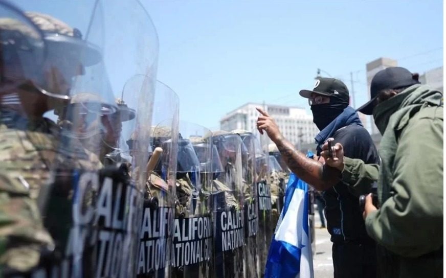 Chocan protestantes con Guardia Nacional en Los Ángeles