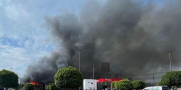 Se incendia Office Depot de Avenida del Parque