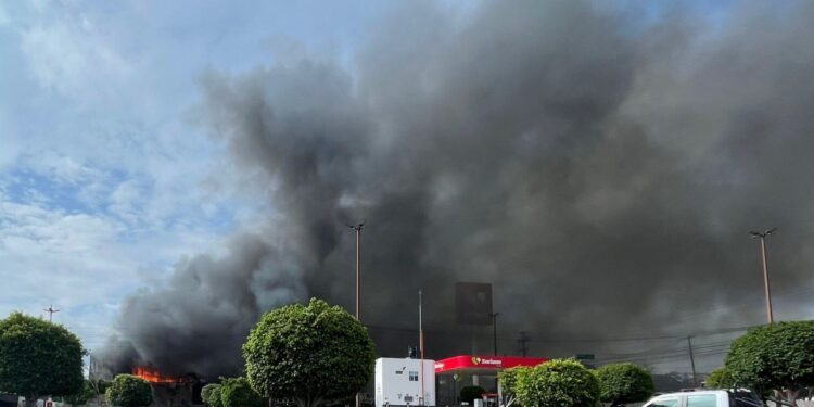 Se incendia Office Depot de Avenida del Parque