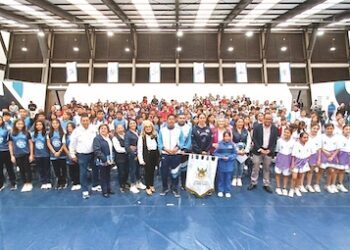 Abanderan a deportistas de primaria y secundaria