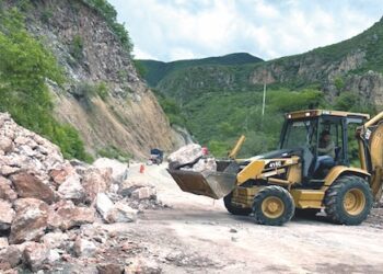 Atienden afectaciones carreteras en Guerrero y Oaxaca por ‘Erick’