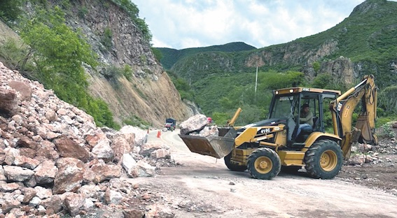 Atienden afectaciones carreteras en Guerrero y Oaxaca por ‘Erick’