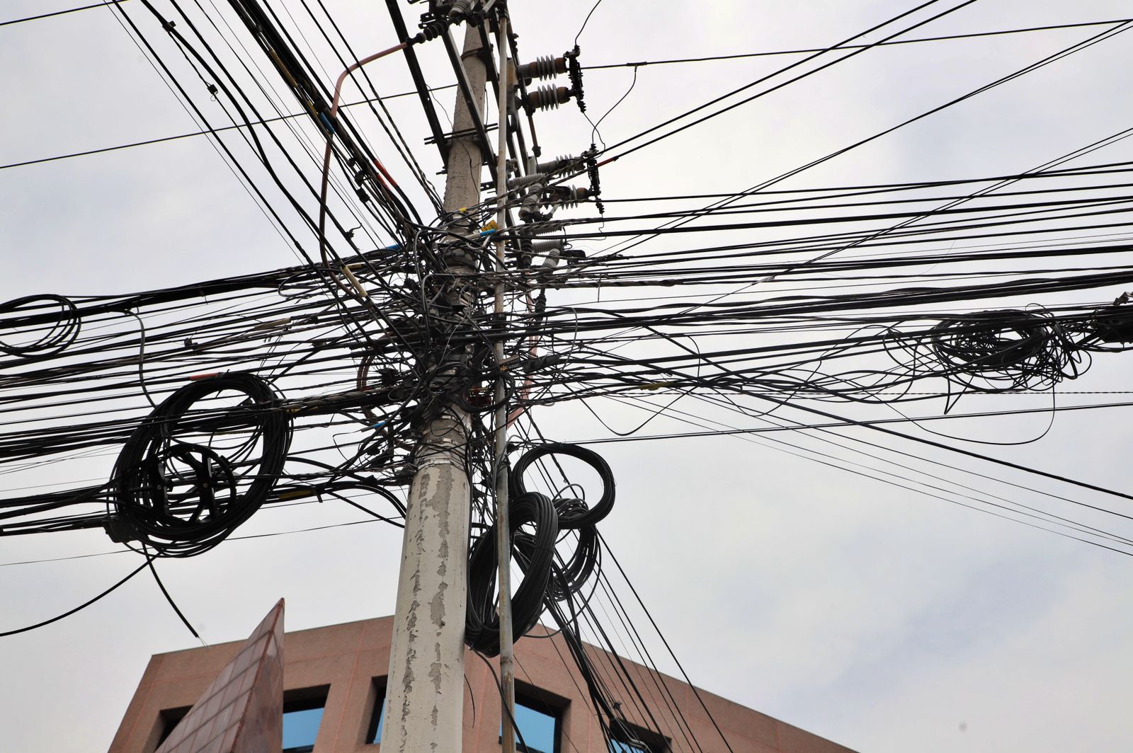 Van por 15 toneladas de cables en desuso en postes de la capital