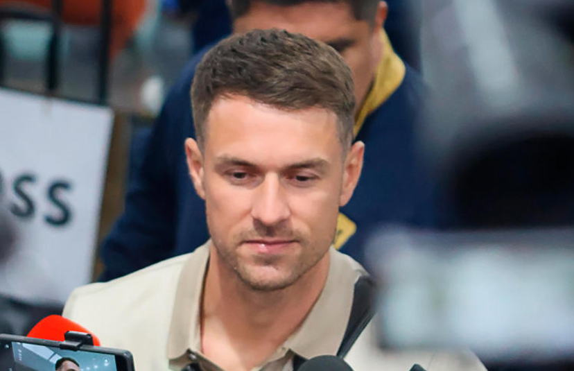Llega Aaron Ramsey a CDMX para firmar con Pumas