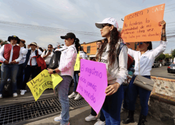 Docentes se manifiestan frente a la USEBEQ; habrá pago retroactivo