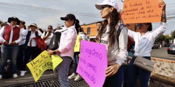 Docentes se manifiestan frente a la USEBEQ; habrá pago retroactivo