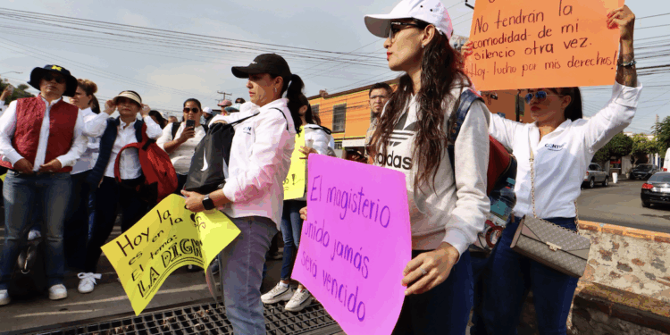 Docentes se manifiestan frente a la USEBEQ; habrá pago retroactivo