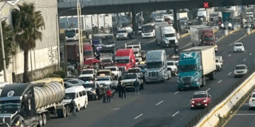 Bloqueos complican la circulación en la autopista México-Querétaro