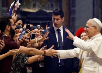 Papa León XIV pide a ‘influencers’ católicos que lleven la paz a las redes sociales