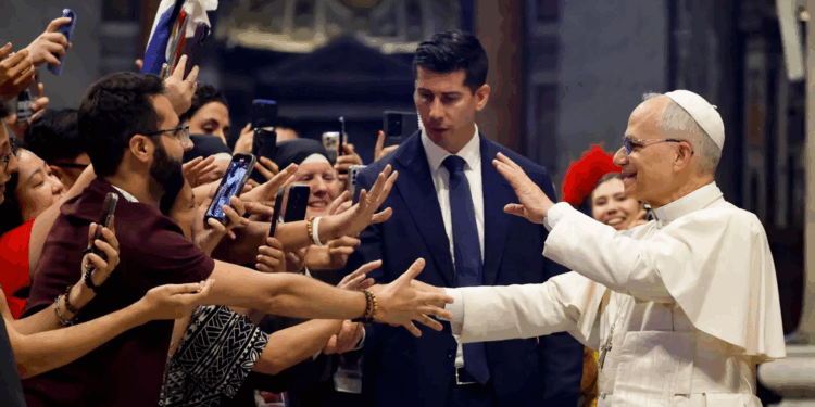 Papa León XIV pide a ‘influencers’ católicos que lleven la paz a las redes sociales